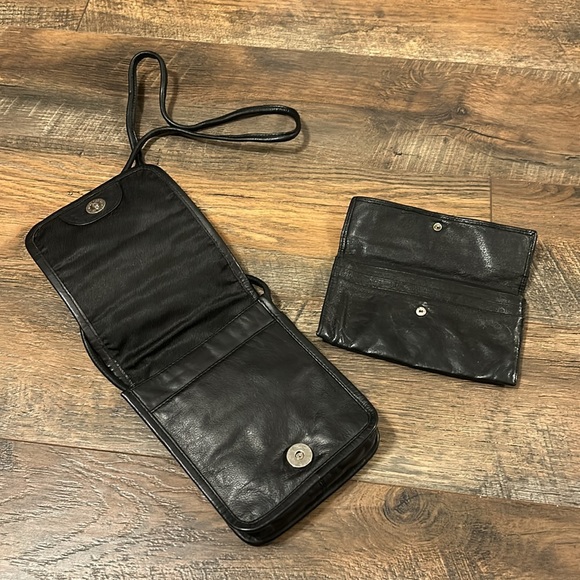 Wilson’s Leather Vintage Small Flap Crossbody and leather wallet - Picture 4 of 10